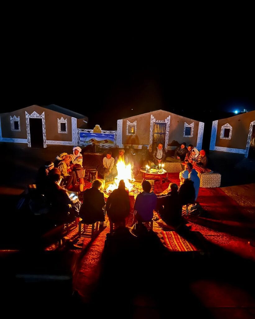 Ognisko z muzyką na żywo w Desert Camp Chraika
