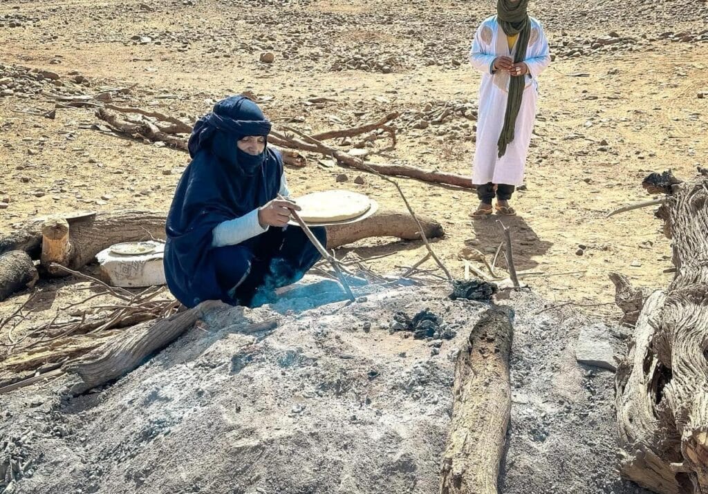 Sahara: a nomad woman baking bread